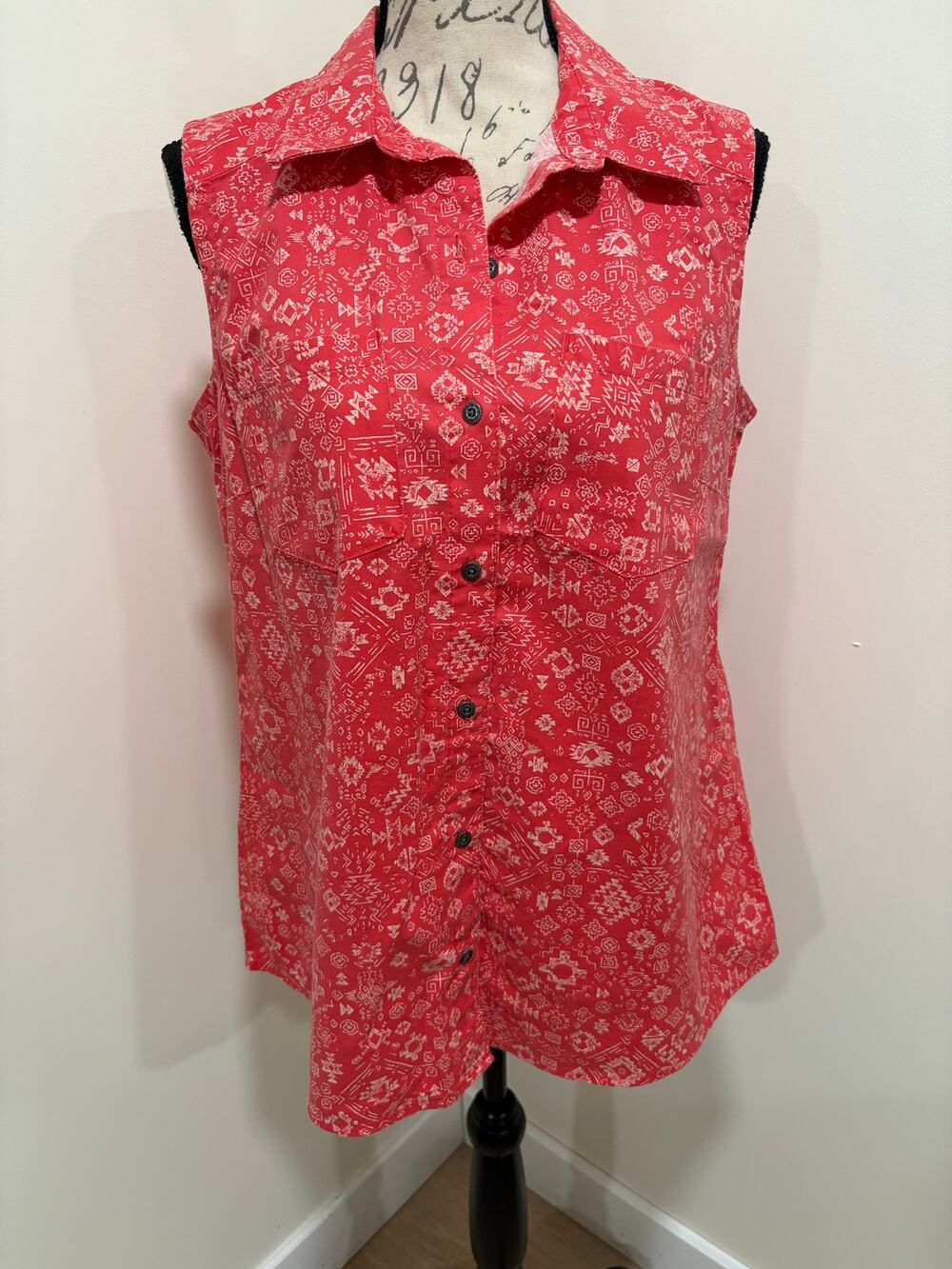 Noble Outfitters Sleeveless Work Shirt Red Tribal Print Size Large